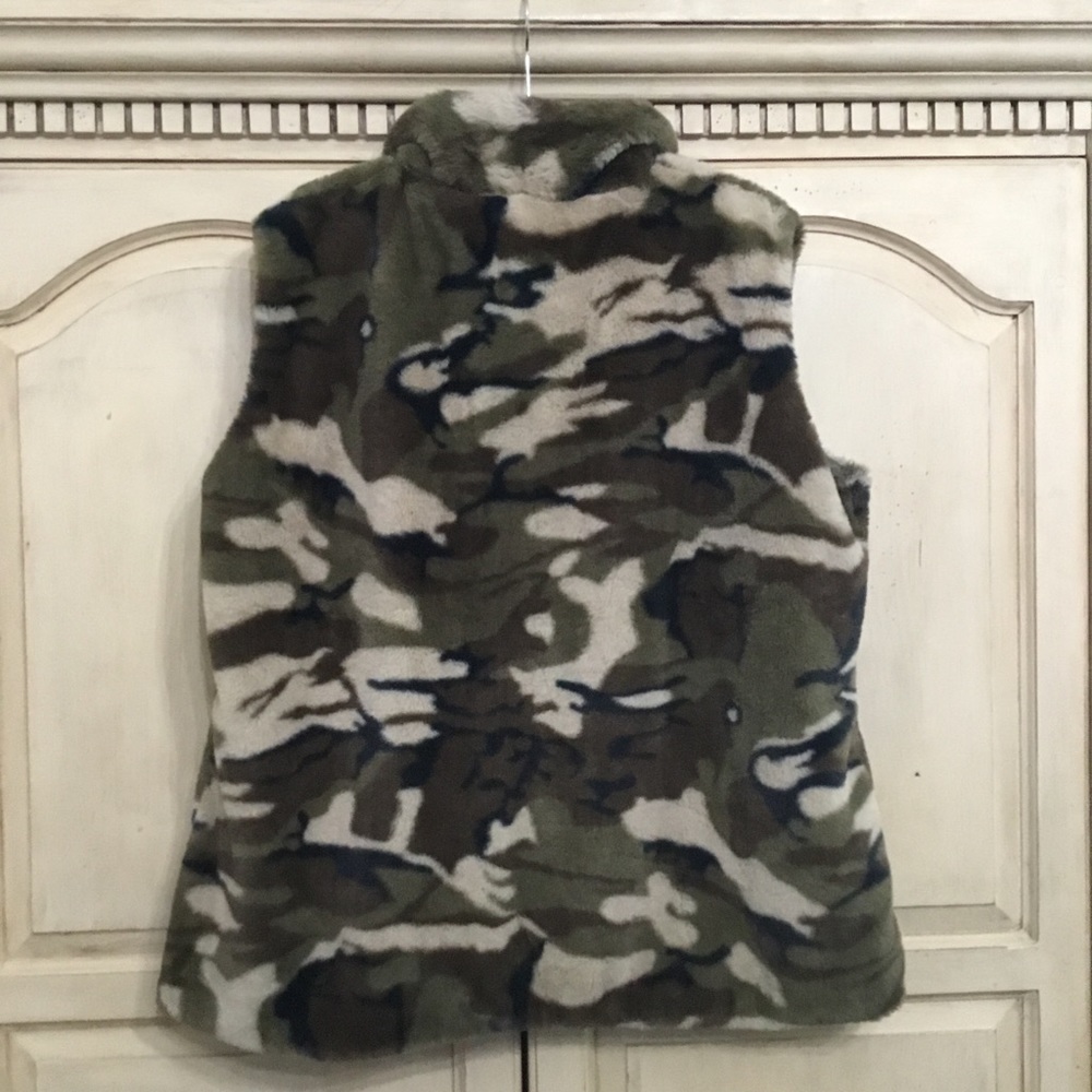 Lucky & Blessed Women’s Faux Fur Camouflage Vest Size 3X - Picture 2 of 6